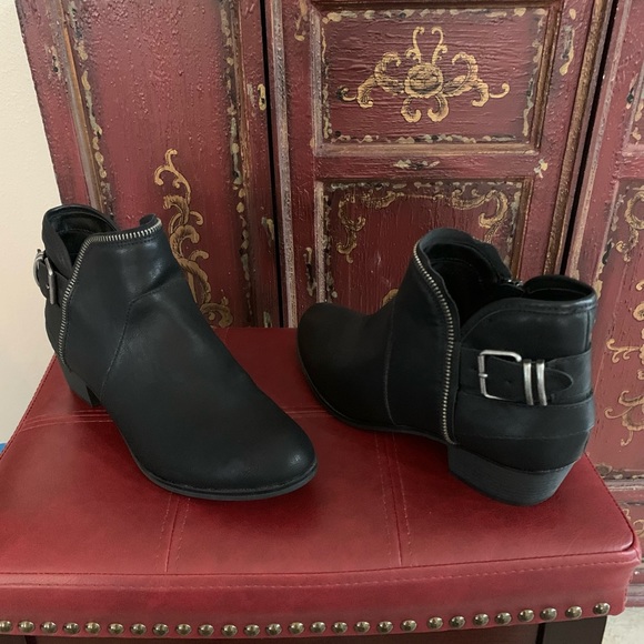 Like new size 10 American Rag ankle boots - Picture 2 of 3